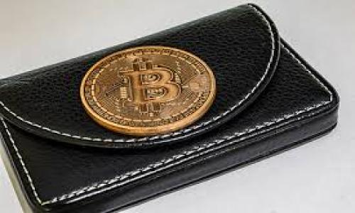 冷钱包和热钱包的概念主要涉及到数字货币和区块链技术的安全存储方式。在这一领域，冷钱包和热钱包是两种常见的数字资产存储形式，各自适用于不同的使用场景和需求。

## 一、冷钱包（Cold Wallet）

冷钱包是指一种离线存储数字资产的钱包，它不直接连接到互联网，因而在理论上非常安全。这种钱包常用于长期保管大量的加密货币，适合那些不打算频繁交易的用户。

### 1. 冷钱包的种类

冷钱包主要有几种不同的类型：
- **硬件钱包**：实体设备，比如Ledger和Trezor，这些硬件通常能够生成和存储私钥，这些私钥永远不会暴露给互联网。
- **纸钱包**：将私钥和公钥打印在纸上的方式，完全不依赖任何电子设备，物理存储方式确保了安全性。
- **离线电脑钱包**：将钱包安装在一个不连接互联网的计算机上，确保私钥的绝对安全。

### 2. 冷钱包的优缺点

**优点**：
- **安全性高**：由于其不联网，黑客无法获取私钥，降低了被盗的风险。
- **耐久性**：冷钱包（特别是硬件钱包）一般具有物理韧性，能够耐受各种环境。

**缺点**：
- **不便捷**：如果需要频繁交易，使用冷钱包将变得非常麻烦。
- **损坏与遗失风险**：硬件钱包可能因为物理损坏或者意外丢失而导致资产无法找回。

## 二、热钱包（Hot Wallet）

热钱包是与互联网连接的钱包，可以即时进行交易，方便用户在需要时随时访问其数字资产，适合频繁交易的用户。

### 1. 热钱包的种类

- **交易所钱包**：几乎所有交易所都会提供热钱包，方便用户在其平台上即时交易。
- **移动钱包**：手机应用程序如Trust Wallet和Coinomi，它们允许用户在手机上随时管理和交易数字资产。
- **桌面钱包**：桌面软件如Exodus和Electrum，用户可以在电脑上安装并管理他们的加密资产。

### 2. 热钱包的优缺点

**优点**：
- **方便易用**：使用热钱包进行交易非常迅速，可以随时随地访问资产。
- **用户友好**：大多数热钱包都有友好的用户界面，适合新手使用。

**缺点**：
- **安全性较低**：由于其在线存储的特性，容易遭受网络攻击。
- **依赖第三方服务**：如果用户使用交易所钱包，资产的安全性取决于交易所的安全措施。

## 三、冷钱包与热钱包的比较

### 1. 安全性

冷钱包的安全性远高于热钱包。在冷钱包中，私钥始终处于离线状态，不容易被黑客攻击。而热钱包由于不断地和网络相连，容易受到各种网络威胁。

### 2. 便利性

热钱包的便利性相对较高，非常适合短期交易和日常使用。而冷钱包由于其离线特性，一旦需要进行交易，用户必须先将资产转移到热钱包，这过程较为繁冗。

### 3. 成本

虽然冷钱包初期投资较高（特别是硬件钱包），使用成本相对较低，适合长期持有。而热钱包一般免费，但交易所和业务服务可能会收取相应的费用。

### 4. 使用场景

冷钱包适合长期投资者、机构资金管理者或任何希望保留大量加密资产的用户；热钱包则更适合日常用户、交易者和需要频繁交换资产的人。

## 结论

无论用户选择哪种钱包形式，了解其特性及优缺点是非常重要的。选择一个适合自己需求的钱包，可以在保护数字资产安全的同时，方便地进行交易。

### 可能相关问题

1. **如何选择适合自己的冷钱包和热钱包？**
2. **冷钱包和热钱包的安全措施有哪些？**
3. **怎样进行冷钱包的备份和恢复？**
4. **热钱包常见的安全隐患是什么？**
5. **冷钱包和热钱包的未来发展趋势是什么？**

接下来，我将为上述每个问题进行详细介绍。